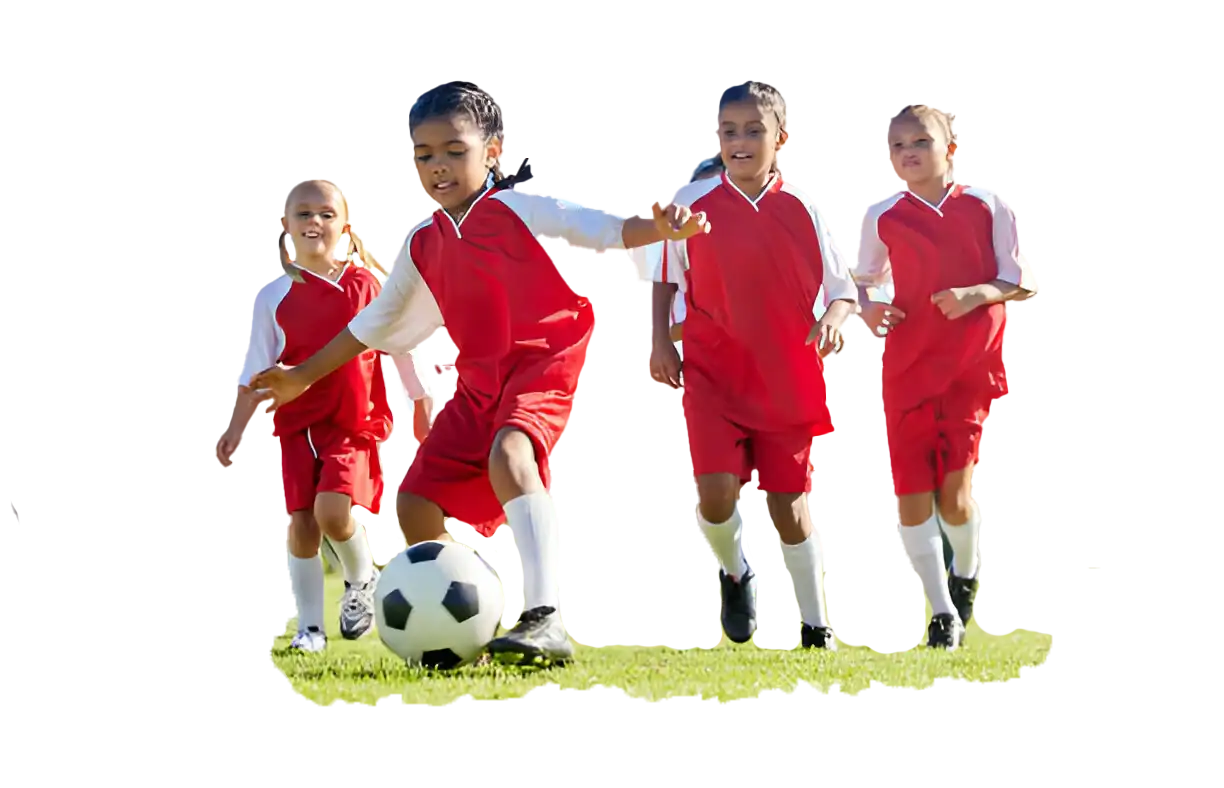 Clor de niños jugando fútbol en un campo al aire libre, vistiendo uniformes deportivos rojos y blancos. Una actividad deportiva infantil en plena naturaleza, promoviendo la salud y el deporte en Latinoamérica.